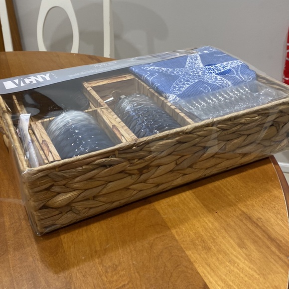 NWT, VCNY Home, 17 piece bath set.